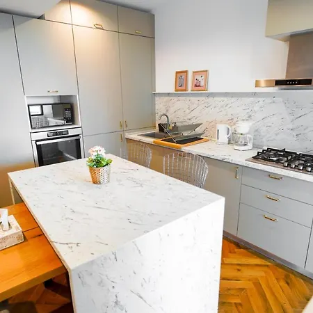 Luxury Park Apartment *