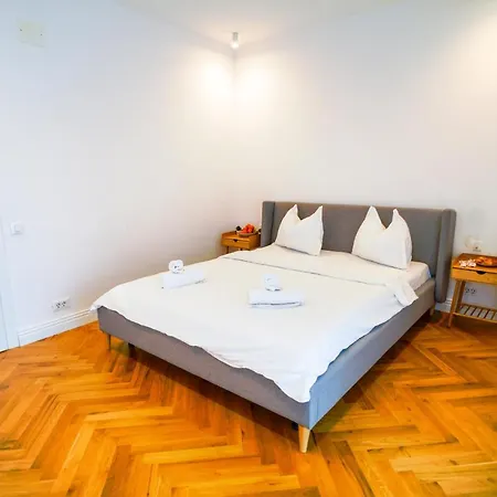 Luxury Park Apartment *